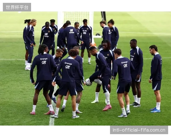 法国队防线老化问题暴露，德尚需在淘汰赛阶段解决防守稳定性难题。